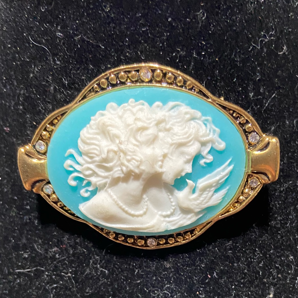Vintage Aai Double Lady Cameo Brooch With Gold Tone Hardware.